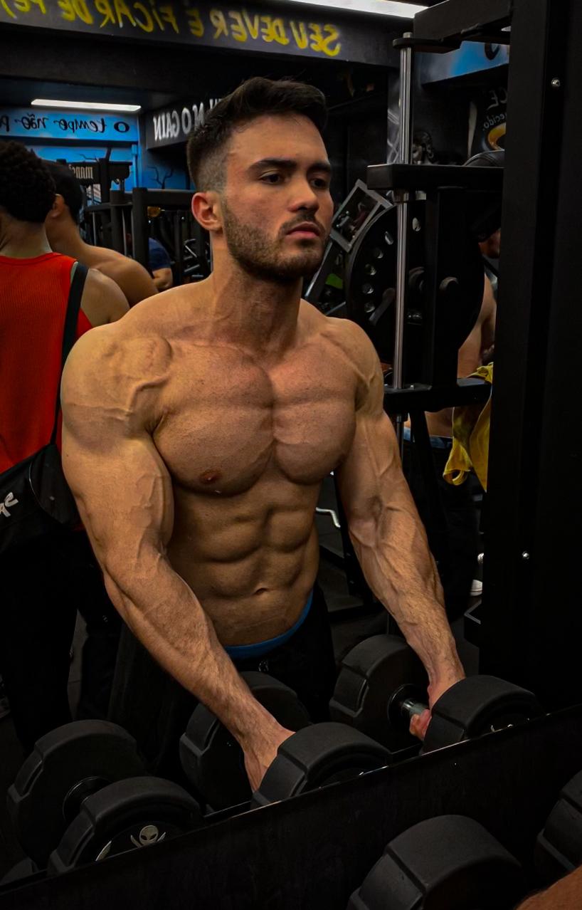 Guilherme Mesquita treinando em academia, evidenciando sua vivência no esporte