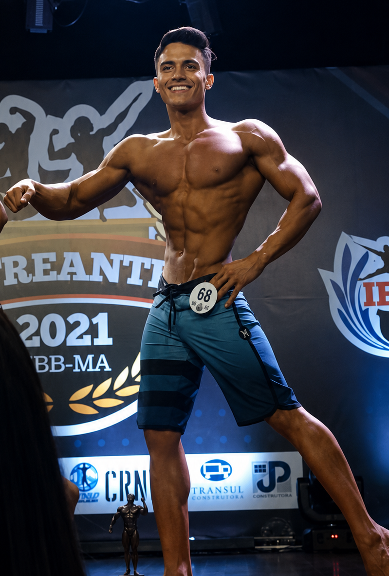 Guilherme Mesquita no palco de uma competição de fisiculturismo natural
